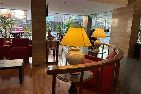 探索西班牙知名美妆与生活博主Ma Carmen López的成长历程、风格转变及其在网络社区中的口碑与争议,揭示影响她内容创作与粉丝互动的关键因素。
