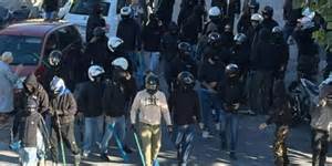 在比萨与菲奥伦蒂纳德比赛开踢前发生的球迷冲突再次将托斯卡纳地区的足球文化、公共安全与俱乐部责任推向公众视野,本篇从事件经过、历史背景、安保与治理角度进行深入梳理与反思,探讨有效预防与长效治理路径。
