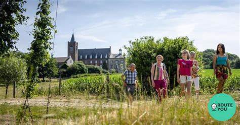 巴森日作为比利时列日省的一个迷人小镇,以其丰富的自然资源和优美的徒步路线吸引着众多户外爱好者。这里不仅可以远离城市的喧嚣,还能沉浸在宁静的自然环境中,感受大自然的魅力和疗愈力量。无论是想挑战自我,还是享受休闲时光,巴森日的徒步路径都能满足各种需求。
