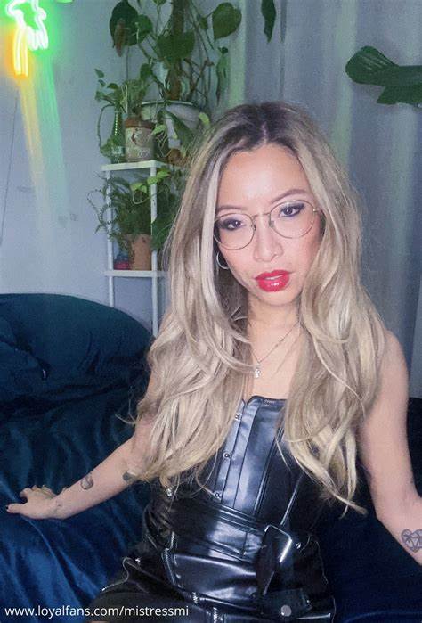 深入了解伦敦知名Dominatrix Felony FemDom的个人风格、内容特色及其在LoyalFans平台上的独特魅力,揭示她如何通过专业的视频与互动吸引大量忠实粉丝。本文探讨她的创作内容、订阅福利及她对FemDom文化的贡献。
