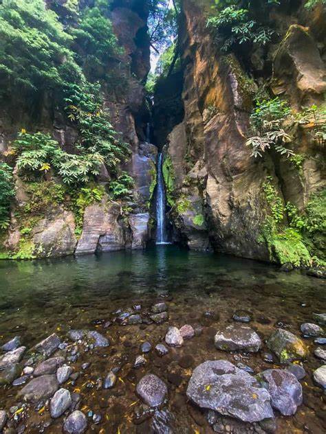卡布里托瀑布位于亚速尔群岛圣米格尔岛的里贝拉格兰德镇,是当地极具代表性的自然景观之一。结合瀑布壮观的水流与周边原始生态环境,这里不仅是游客打卡的热门景点,更是徒步和探险爱好者的天堂。了解如何到达卡布里托瀑布、最佳游览时间及周边活动,将助你尽享这片自然宝藏的独特魅力。
