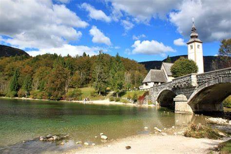 深入了解Christian Reisen在德国慕斯特提供的丰富旅游活动,从经典巴士旅行到独特的文化节庆,揭示2026年多样化的旅游线路和独家体验,助力旅行爱好者规划理想假期。
