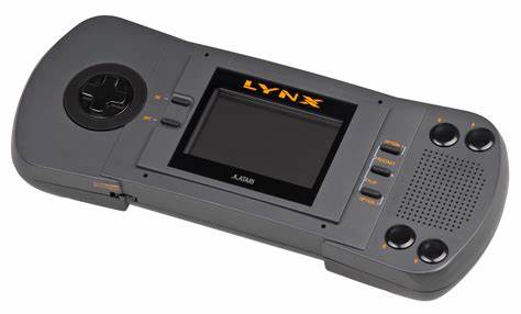 深入探讨Atari Lynx作为第一款彩色掌上游戏机的历史背景、技术创新、市场挑战及其在游戏史上的独特地位,展现早期便携游戏设备的辉煌与遗憾。

