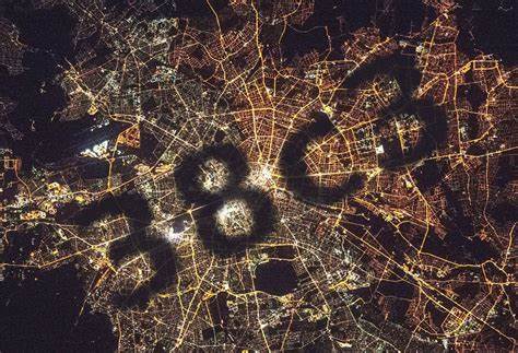 深入解析38C3大会上BlinkenCity项目,探讨无线电控制技术如何革新城市基础设施管理,实现街灯与电厂智能联动,推动智慧城市建设发展。
