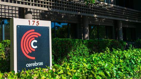 Cerebras Systems完成11亿美元Series G融资并达成81亿美元估值,资金将用于WSE-3处理器研发、扩展美国制造能力与数据中心布局,推动AI推理性能与企业级应用落地,文章剖析融资背景、技术亮点、市场影响与潜在挑战。
