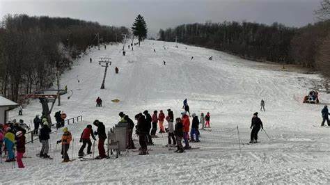 位于斯洛伐克莫德拉-皮埃索克附近的佐乔瓦小屋滑雪场,凭借其适合初学者的四条滑雪道和完善的设施,成为冬季旅游的理想选择。无论是滑雪新手还是越野滑雪爱好者,这个滑雪场都能满足他们的需求,同时周边丰富的自然景观和旅游资源也为游客增添了更多乐趣。

