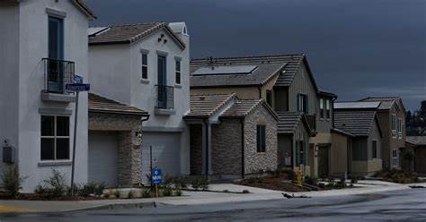 受利率上涨和购房负担加重的影响,美国大型房企Lennar第三季度利润大幅下降,市场需求疲软,未来销售展望谨慎。分析当前住房市场的挑战及未来走势,为购房者和投资者提供参考。
