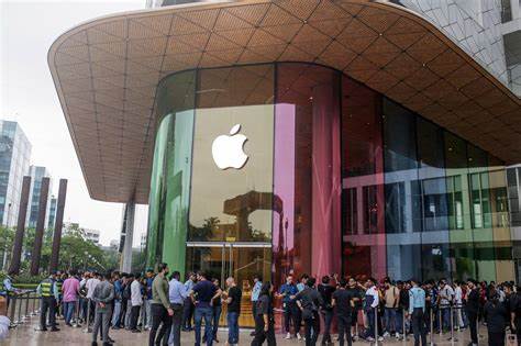 苹果正悄然布局折叠屏iPhone的试生产,开启其历史上最大一次iPhone革新。通过拓展台湾试点生产线及印度大规模制造战略,苹果力图突破中美紧张局势带来的挑战,预计2026年iPhone产量创新高。这一举措不仅彰显苹果制造供应链的多元化趋势,也为全球智能手机市场注入新活力。
