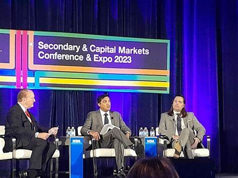 本文全面分析房利美与房地美高管在政府监管会议中的主导作用,探讨其背后的动因、会议内容及对未来住房金融市场的影响。文章深入解析相关政策环境和行业趋势,为读者提供对这一热点事件的全面理解。
