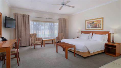 深入了解位于南非林波波省The Ranch度假村的多样化客房选择,体验从舒适的标准客房到豪华总统套房的独特魅力,助您规划完美住宿体验。本文提供详尽的客房介绍与预订建议,助您在享受自然美景的同时尽享高端服务。
