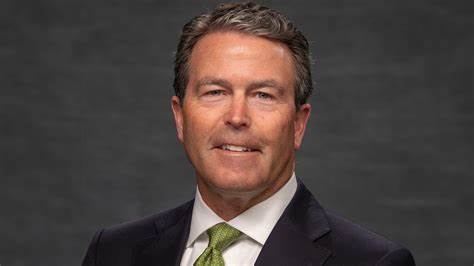 本文深入探讨海托沃顾问公司新任命前贝莱德高管帕特里克·邓恩为运营及服务负责人,分析其背景、任命意义及对公司未来发展和财富管理行业的潜在影响,揭示全球顶尖独立财富管理机构如何借助顶尖人才实现规模化运营与服务升级。
