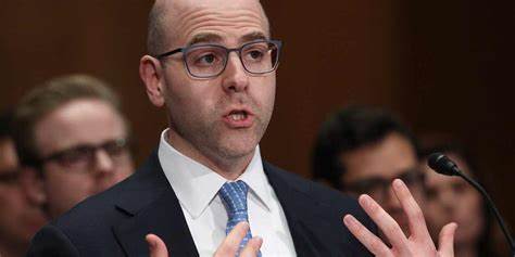 联邦储备理事会新任理事斯蒂芬·米兰在最新一次降息决议中成为唯一持不同意见者,呼吁将利率下调半个百分点,此举不仅反映出美联储内部意见的分歧,也揭示了特朗普时代美联储独立性面临的挑战。
