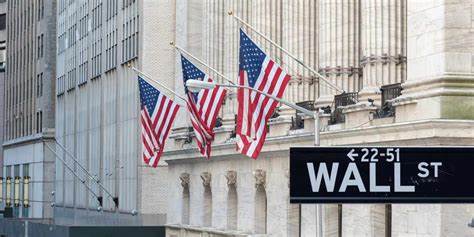 美联储即将公布利率决议,市场普遍预期将迎来降息,但这种预期背后隐藏的经济不确定性可能导致标普500指数面临自四月份以来的最大跌幅。投资者需密切关注未来走势,调整资产配置以应对波动风险。
