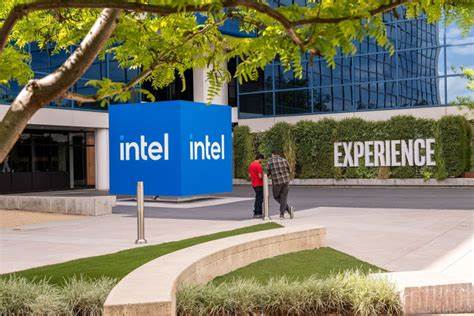 深入解析英伟达选择加大对英特尔投资背后的战略考量及其对半导体行业的深远影响,探讨两大科技巨头合作将如何重塑市场竞争格局和未来技术发展趋势。
