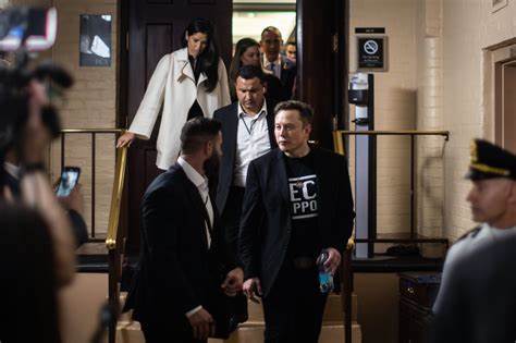 本文详尽探讨了埃隆·马斯克离开华盛顿后,如何全情投入其人工智能初创公司xAI的发展历程、战略布局及未来展望,剖析其对行业的潜在影响及对其他业务的关联推动。
