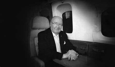 本文深刻回顾了谢尔盖·西科斯基对航空业,尤其是直升机制造领域的巨大贡献,详细讲述了他从二战退役军人到著名企业领导者的非凡经历及持续影响,展示西科斯基家族跨越百年的辉煌航空遗产。
