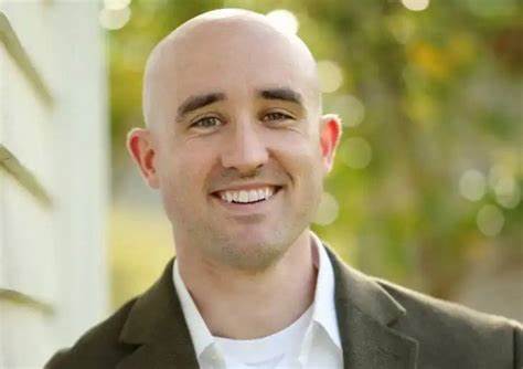 探讨延迟领取社保的利弊,如何利用401(k)账户和养老金桥接退休期空档,帮助读者做出明智的退休规划决策。
