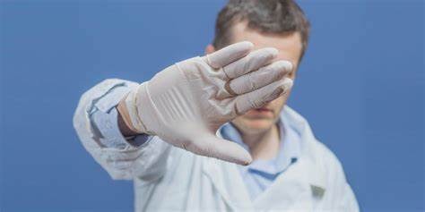 美国国家科学基金会近年来取消了上千项科研资助,涉及资金超十亿美元,引发科研界广泛争议和法律诉讼。法院裁定支持基金会继续执行资助终止决策,科研项目和学者面临困境,政策调整对科学研究生态造成深远影响。
