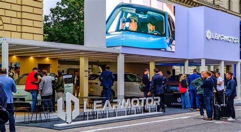 IAA Mobility 2025在慕尼黑举办,展现了欧洲与中国汽车制造商之间日益激烈的竞争态势。本文深入分析了展会亮点,重点探讨中国汽车品牌进军欧洲市场的现状、挑战与未来趋势,揭示这一全球车市变革中不可忽视的力量。
