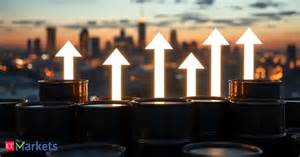 面对乌克兰无人机袭击和美国经济数据下调,全球油市呈现复杂走势。本文深入探讨近期油价变动的驱动因素、供需关系变化以及国际政治经济环境对油市的深远影响。
