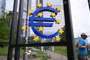 随着美元走弱和欧洲市场融资条件优化,越来越多的美国大型企业选择发行欧元计价债券,推动欧元债券市场创下历史新高,展现了全球资本流动与货币多样化趋势的新动态。本文深入解析美国企业为何青睐欧元债券及其对全球金融市场的深远影响。
