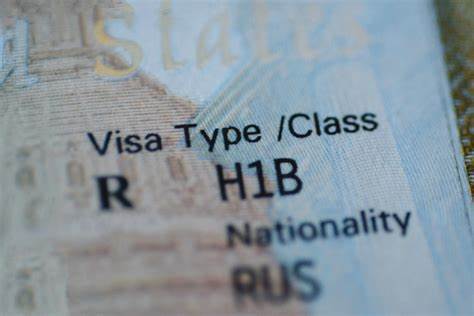 美国推行全新H-1B签证年费政策,要求持证者在境外度假期间必须在15小时内返回美国,否则将面临高达10万美元的罚款。这一变化对众多科技人才和企业产生重大影响,尤其是在印度和中国的专业人士中引发广泛关注,本文深入解析政策背景、具体要求及潜在影响。
