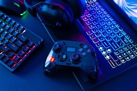 一位年收入近20万美元的33岁女性用自己的积蓄购买了一套价值5000美元的游戏设备,却遭丈夫指责为"财务不忠",要求归还。此事在网络引发关于家庭财务自由和理财信任的广泛讨论,也反映出现代婚姻中财务管理的复杂性。本文深入分析事件背后的财务管理理念、夫妻理财模式及解决冲突的关键要素。
