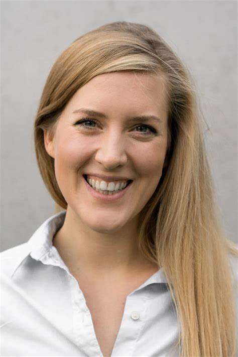 人们常说三十而立,这不仅是人生阶段的重要转折点,更是情感关系面临重大考验的时期。许多情侣选择在这个年纪分手,背后的心理动因、生活变化及情感需求的转变值得深入探讨。
