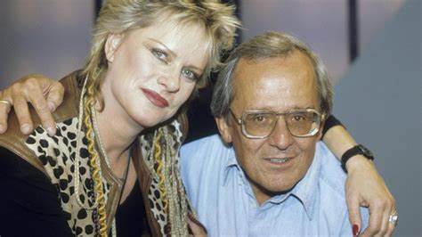 《Scheibenwischer》作为德国最具影响力的讽刺节目之一,历经四十年成为社会批判与幽默智慧的象征。节目以其独特的视角和犀利的语言,深刻反映了德国乃至全球政治、文化的变迁,启发了无数艺术家和观众,对现代德国文化产生了深远影响。本文深入探讨了该节目的历史背景、核心精神及其对当代讽刺艺术的贡献。
