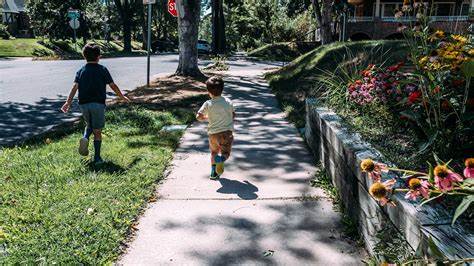 随着西方国家生育率持续下降,经济和环境因素之外的文化原因日益被关注。现代社会对家庭价值的淡化,以及个人主义的兴起,成为影响生育选择的核心要素。本文深入探讨文化如何塑造生育意愿,呼吁通过教育、媒体和宗教等社会机构的共同努力,重塑家庭观念,促进社会的可持续发展。
