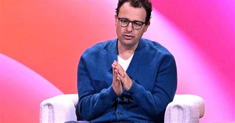 Anthropic因限制其AI模型在执法和国家安全领域的使用,激起了美国白宫内部的紧张情绪。该事件凸显了科技公司在政府合作中面对伦理、政治与市场需求之间的复杂权衡,揭示了AI安全政策与政治期待的冲突,引发行业对AI产品控制权与应用范围的广泛讨论。
