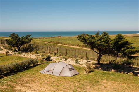 深入探讨自然露营的魅力与实用建议,助您选择理想露营地,体验纯正的户外生活,感受环保与舒适的完美结合。详细介绍自然露营的多种形式及其优势,帮助爱好者打造难忘的休闲时光。
