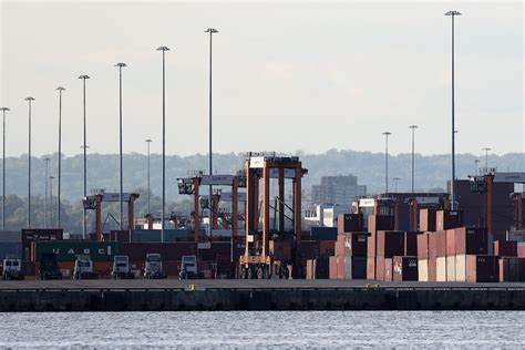 随着全球汽车产业的快速发展和国家安全形势的演变,美国政府正在重新审视进口汽车零部件的国家安全风险,考虑实施新的关税措施,以保护国内制造业和关键技术。本文深入探讨美国潜在的汽车零部件新的国家安全关税的背景、原因及其可能带来的影响。
