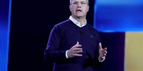 沃尔玛CEO道格·麦克米伦指出人工智能将影响几乎所有岗位。文章分析AI对劳动市场的深远影响,提出可操作的职业准备策略,包括技能升级、岗位重构、企业责任与政策建议,帮助职场人把握变革中的机会。
