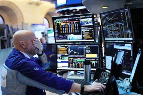 在人工智能驱动的牛市回调背景下,对估值、风格轮动、宏观环境和公司基本面进行全面分析,并提供实用的组合调整与风险管理建议,帮助不同类型投资者在不确定时期制定行动计划。
