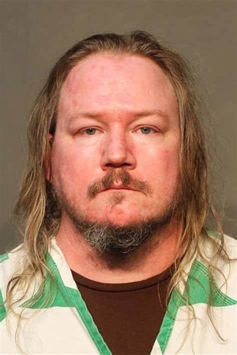 揭示一名年轻体操运动员如何勇敢揭发教练性侵行为,促使联邦调查局介入,展现运动员坚韧不屈的精神及对未来的希望。文章深入探讨事件背景、调查进展以及受害者的心路历程,为性侵防范和体育领域安全提供重要启示。
