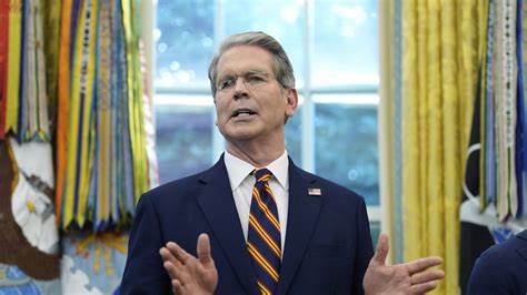 美国财政部长斯科特·贝森特近日对前圣路易斯联储主席詹姆斯·布拉德给予高度评价,凸显出布拉德在继任美联储主席职位中的强劲竞争力。本文深入探讨了布拉德的背景、其货币政策立场以及此次人事变动对美国经济和全球市场的潜在影响。
