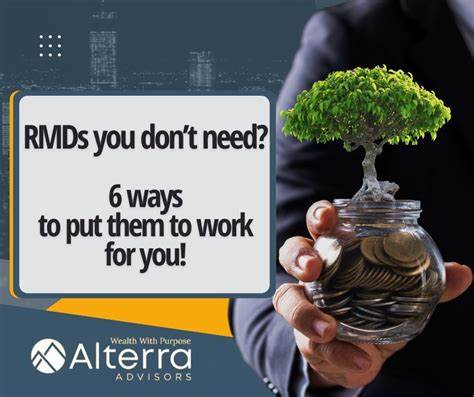 探讨退休账户强制最低分配(RMD)在不急于取现的情况下,如何灵活应对及优化财务收益,介绍多种策略帮助退休人士合理安排资金,减轻税务压力,实现财富增值和慈善目标。
