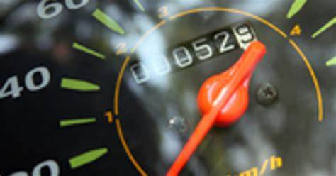 一起发生在荷兰的里程篡改案件揭示了二手车交易中常见的欺诈手法与证据治理,分析案件细节、法律责任、交易风险识别与实务保护建议,帮助买家和卖家在二手车市场中降低被欺诈的风险并了解维权路径。
