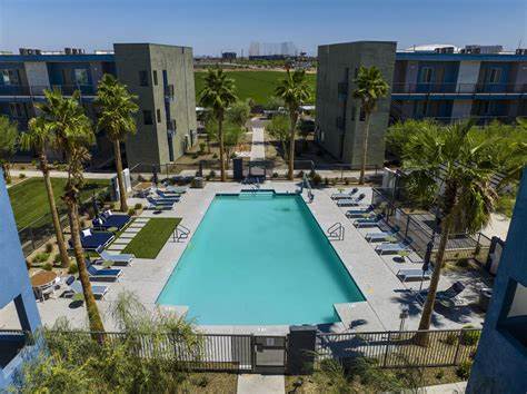 探索位于亚利桑那州格伦代尔的The Lotus公寓,了解其独特的生活环境、优质设施以及便捷的地理位置,为您提供舒适且高性价比的居住体验。本文深入解析The Lotus的租赁信息、社区特色以及周边环境,助您做出理想的住房选择。
