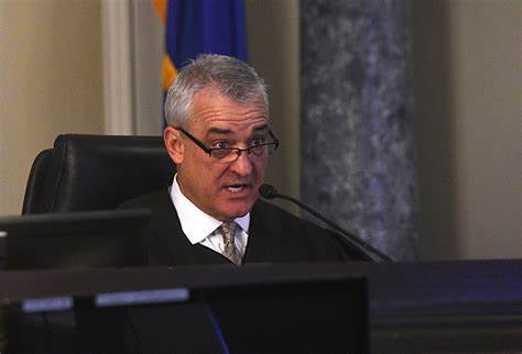 近年来,人工智能技术在各领域的应用日益广泛,但其在法律领域的非规范使用也引发了深刻的讨论和担忧。近期,内华达州Washoe县一项涉及税款流失诉讼的案件中,法官怀疑被告方Uprise的律师团队利用人工智能生成虚假案件判决和捏造引用内容,令人震惊。该事件不仅对当事双方产生重大影响,也为法律行业的技术应用和职业伦理提出严峻挑战。
