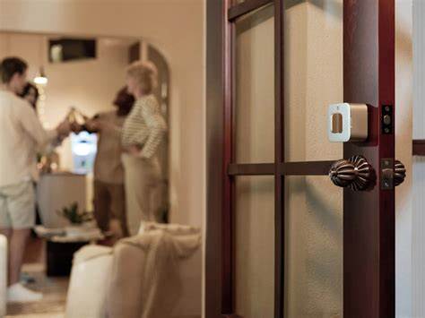 随着智能家居设备的普及,许多人开始担心黑客攻击带来的安全威胁。本文深入探讨智能家居被黑的可能性与现实风险,帮您理性看待智能生活中的网络安全问题,并教您如何有效保护家中的智能设备。
