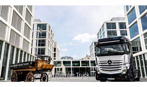 通用动力公司与戴姆勒卡车控股公司联合扩展合作关系,重点发展军用车辆解决方案,聚焦欧洲和北美市场,以满足全球军事物流需求。两大行业巨头携手深化合作,顺应全球国防预算增长趋势,提供定制化和长期支持的物流车辆产品,彰显未来军事运输的创新与实力。
