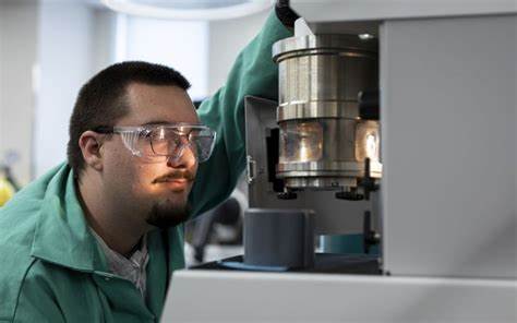 奥尔巴尼大学化学家研制新型高能化合物,点燃航天推进革新之路
