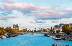 随着美国博士项目资金的不确定性和签证限制加剧,多个国家纷纷推出吸引国际博士生的创新策略,为科研人才全球流动打开新局面。本文深入探讨各国如何抓住这一机遇,打造竞争力强劲的博士教育体系,以及对未来国际高等教育格局的深远影响。
