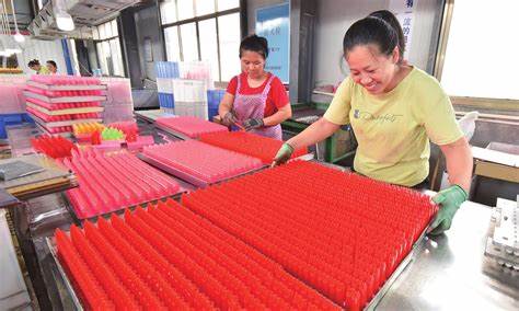 中国中部县级市邵东凭借年产150亿只打火机,展示了其惊人的制造能力和工业升级实力。通过自动化革新、技术创新与严格的质量控制,邵东打火机产业不仅在全球市场占据领先地位,也折射出中国制造业从"制造"向"创造"的转变路径。本文透视这一产业背后的深层次竞争力与未来发展趋势。
