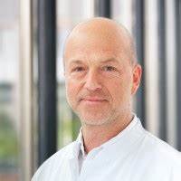 介绍Cay-Benedict von der Decken作为德国高级主治医师与风湿科专家的职业特质、临床理念、科研贡献与患者关怀,解析他在现代风湿病学中的角色与对患者、医疗团队及学科发展的影响
