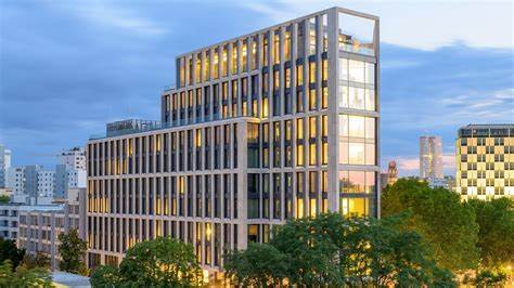 位于德国柏林市中心的柏林Hyp银行新办公楼由STRABAG旗下子公司ZÜBLIN完成,该建筑融合了现代建筑设计与先进的可持续发展技术,满足未来办公环境的多样化需求,成为绿色办公与智能科技的典范。
