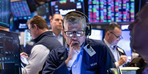 剖析当日市场主要动向,聚焦电子艺界( Electronic Arts )拟私有化、硬盘厂商因AI需求获利好、英特尔与台积电传闻影响以及原油、黄金、铜价波动对相关板块的影响,为投资者提供宏观与公司层面的策略与风险提示。
