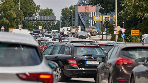 深入解析德国汉堡地区的交通拥堵状况与实时路况更新,为驾驶者和出行者提供全面的交通信息和实用出行建议,助力避开堵车,畅通无阻。
